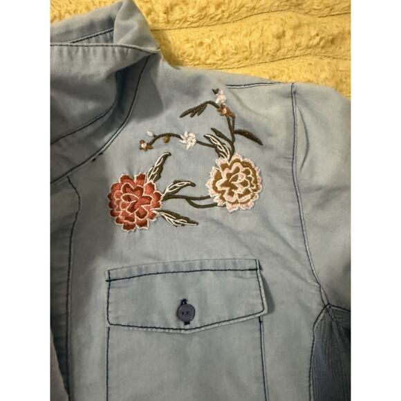 Cavalini Denim Collection Blue Embriodered Floral roses Button-up Shirt Medium - Picture 7 of 9